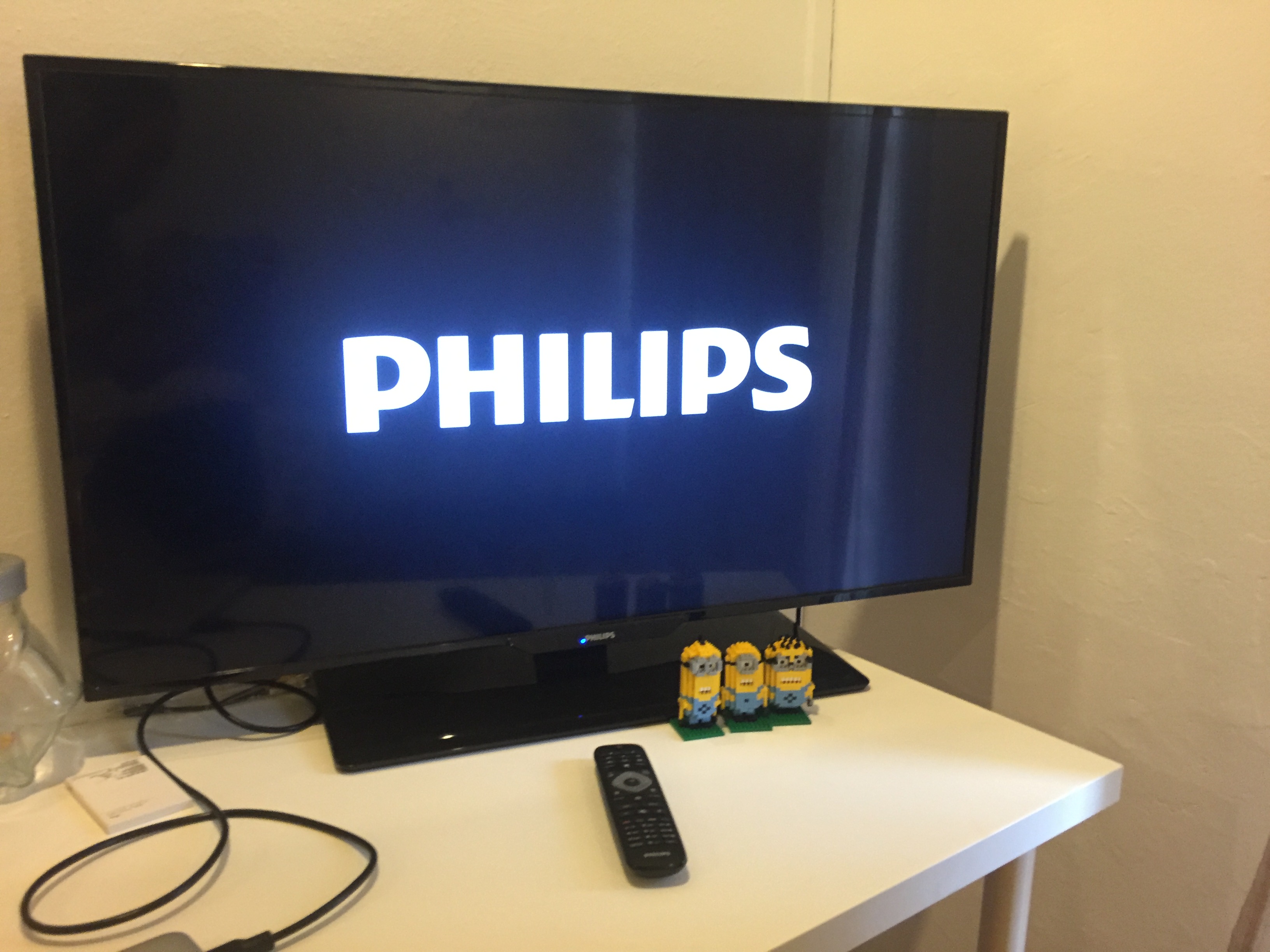 [$450] 5월쯤에 산 필립스 40인치 LED티비입니다. HDMI / USB 연결 가능이며 HDMI 케이블 같이 드립니다. 박스 있으나 받침대 분해 안하면 안들어갑니다.