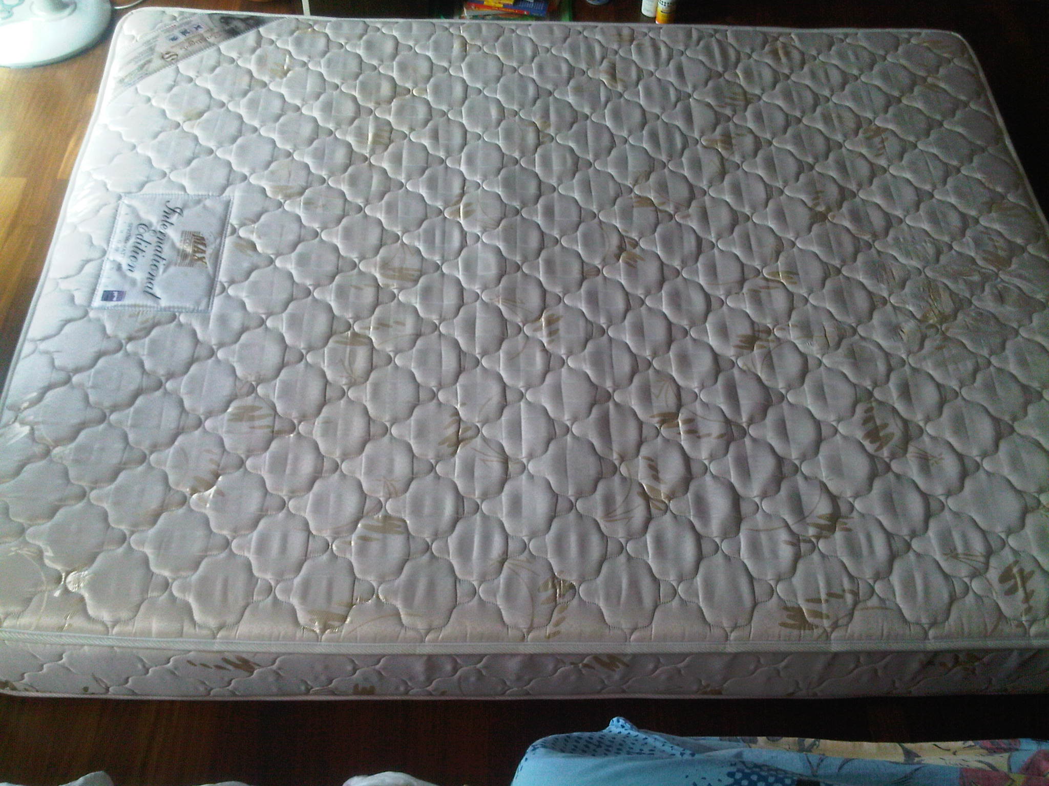 mkt_Queen_Mattress3001.jpg