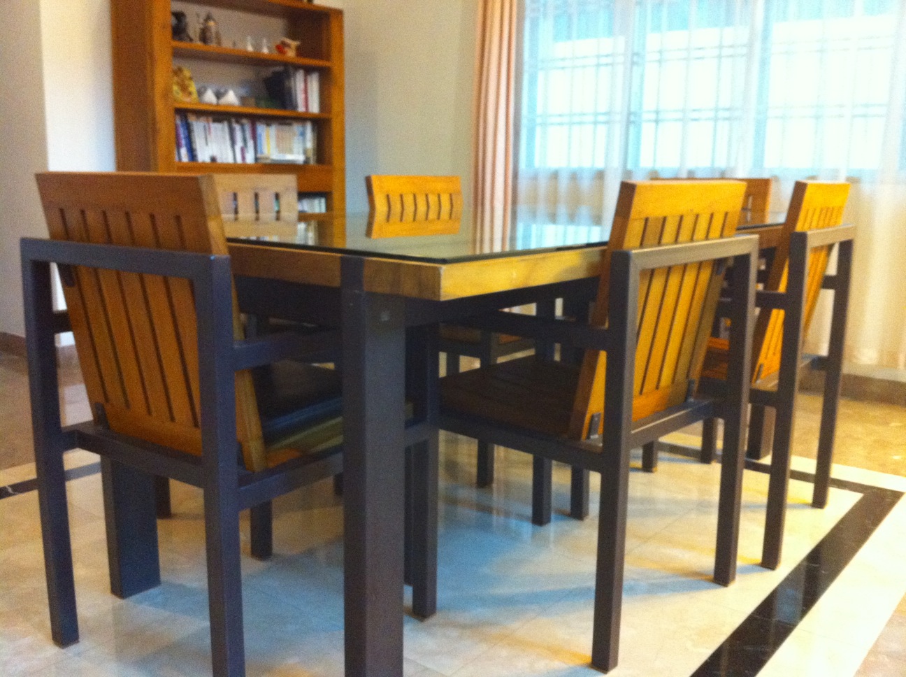 wooden_dinning_table1.JPG